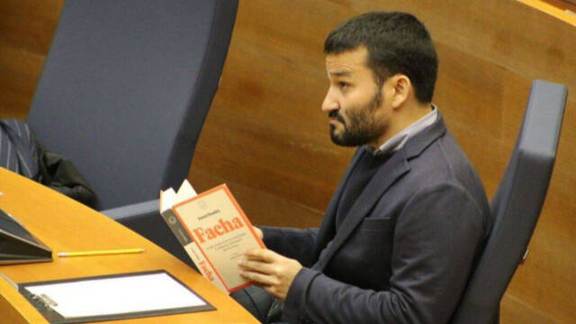El conseller de Educación, Vicent Marzà, leyendo un libro en Les Corts