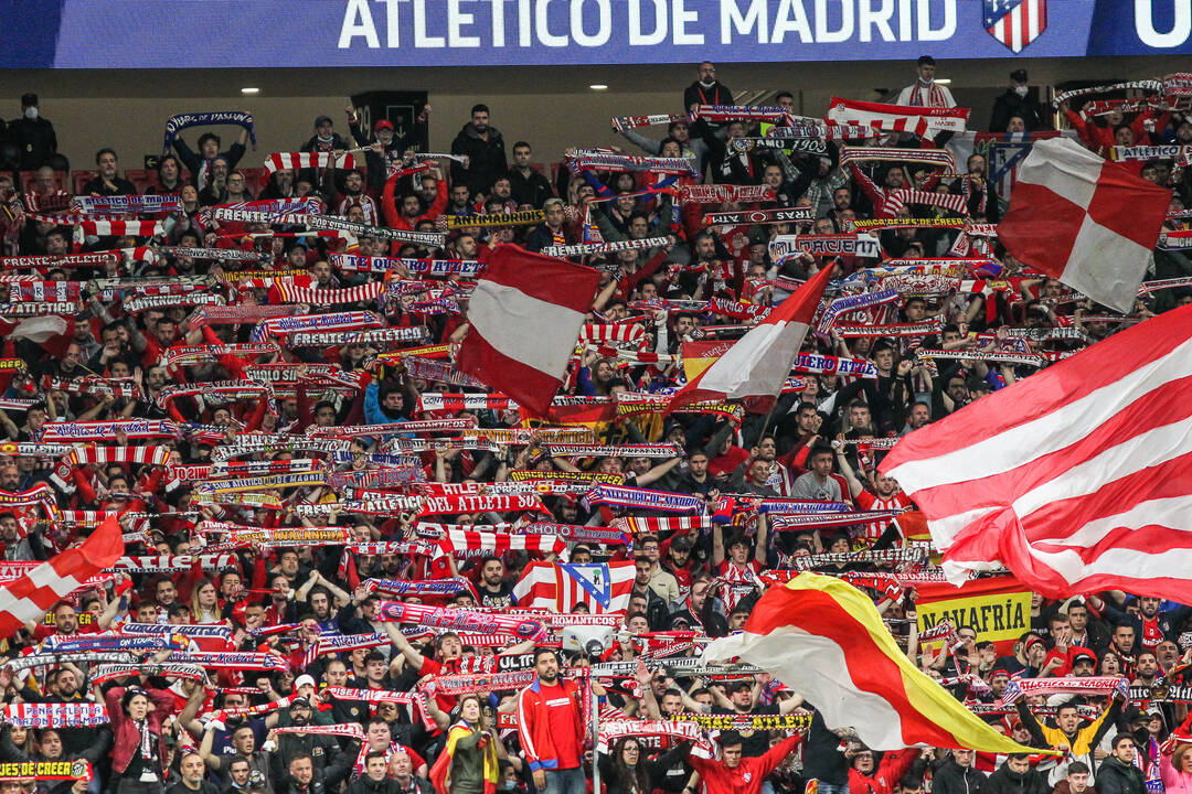 La afición del Atlético de Madrid anima a su equipo durante un partido en el Wanda Metropolitano.