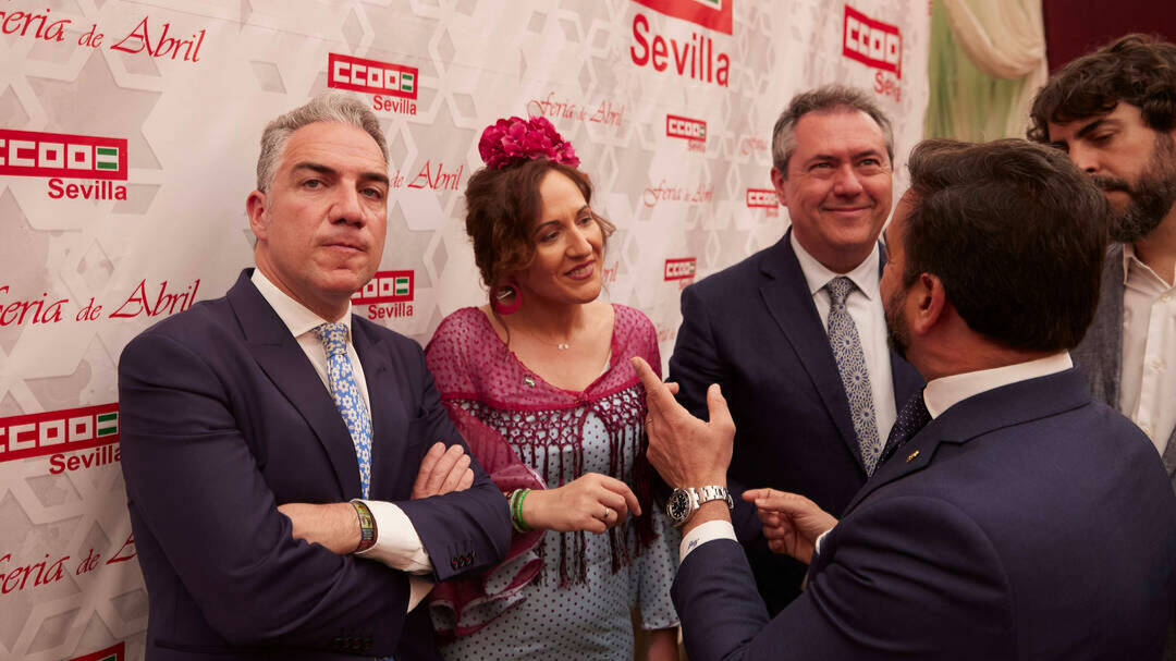 El consejero y portavoz del Gobierno andaluz, Elías Bendodo, con los representantes de CCOO y el secretario del PSOE-A, Juan Espadas.