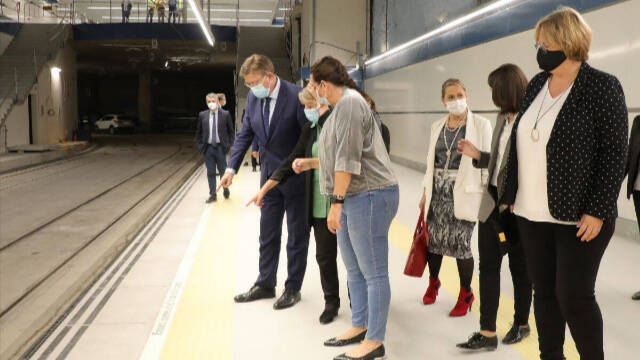 Ximo Puig en un andén del metro