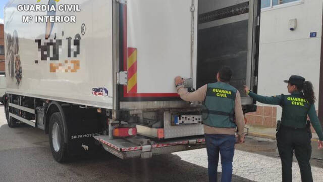 La Guardia Civil con el camión de mejillones robados