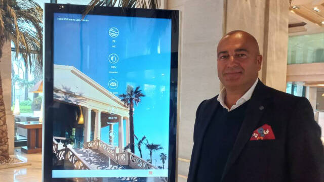 El director del Hotel Las Arenas, Carlos Boga, presenta el innovador sistema de purificación de aire de Hi-Tech Ozone