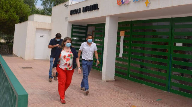 Julia Llopis, concejala de Hacienda enuna visita a la escuela infantil 'Xiquets'