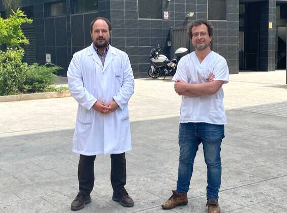 Los doctores Piñero y Romero, ante las instalaciones del Instituto Valenciano de Oncología (IVO).
