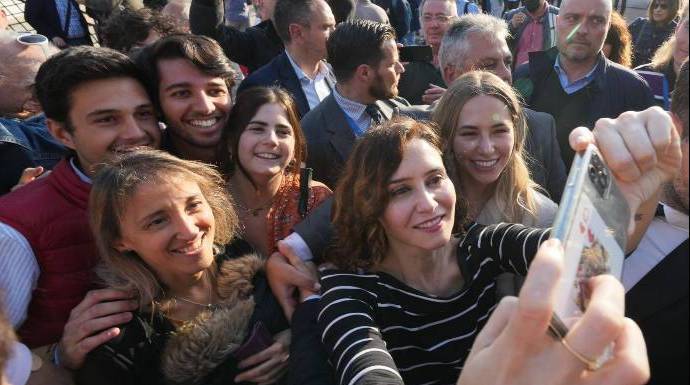 Isabel Díaz Ayuso se hace un selfie con militantes.