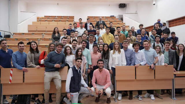 Jóvenes con Mazón en la Facultad de Historia de Valencia