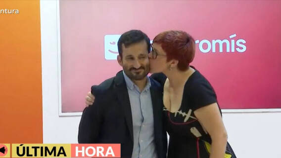 Marzà en su despedida recibe el beso de Àgueda Micó