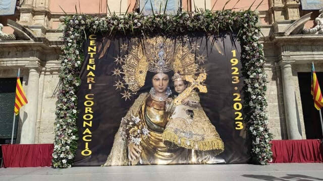 La polémica lona de la Virgen de los Desamparados que sustituyó al tapiz
