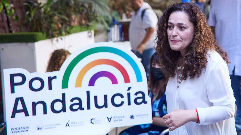 La candidata de  'Por Andalucía', Inmaculada Nieto, con el logo de la coalición durante la presentación en Sevilla.