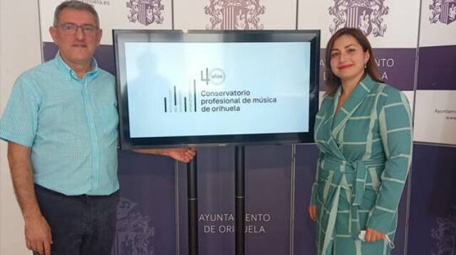 La edil de educación María García y el director del Conservatorio, Juan Manuel Zaragoza, han presentado las actividades del 40 aniversario del Conservatorio