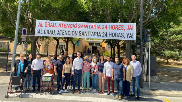 PP Gandia coloca una pancarta para exigir la atención 24 horas en el Centro de Salud del Grau.