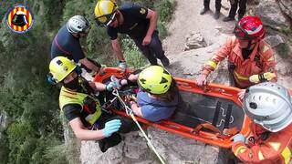 Los bomberos rescatan a dos personas en Chulilla tras una caída y una lesión 