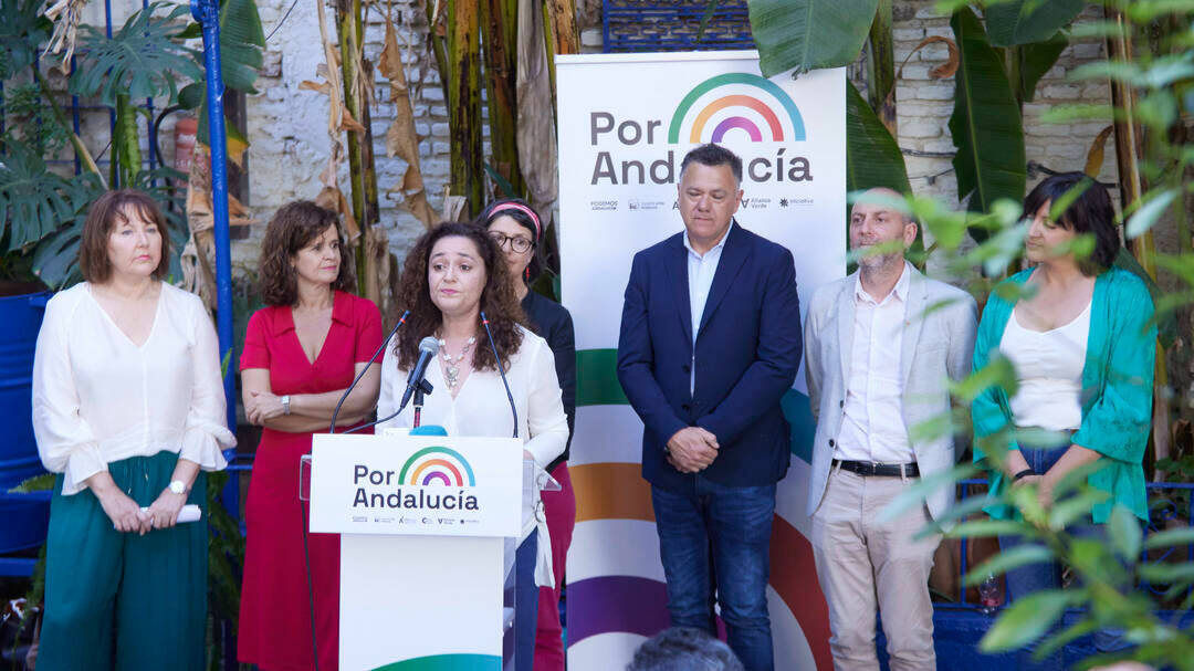 La candidata a la Junta de la coalición 'Por Andalucía, Inmaculada Nieto, junto al candidato por Cádiz de Podemos, Juan Antonio Delgado, y la candidata por Sevilla, Esperanza Gómez de Más País.