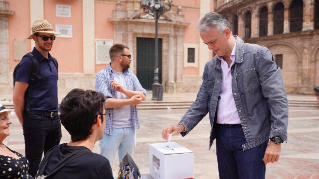 El vicepresidente segundo de la Generalitat y conseller de Vivienda, Héctor Illueca votando en Valencia.