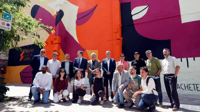 Ribó, Climent y Campillo, entre otros, en la foto de inauguración de un mural