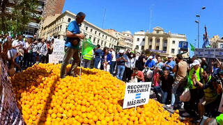 Los agricultores reparten 8.000 kg de naranjas 'sin salida' en la concentración por el Trasvase
