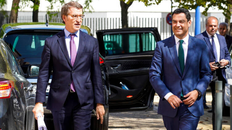 El presidente del PP, Alberto Núñez Feijóo, con el presidente de la Junta y del PP-A, Juanma Moreno, llegando al encuentro con empresarios.