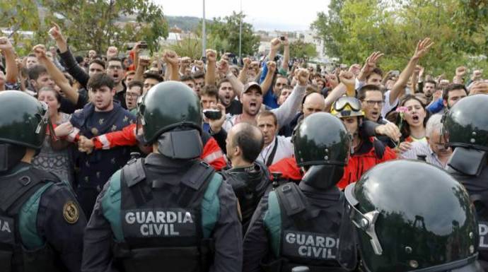 Agentes de la Guardia Civil acosados e insultados el 1-O por independentistas radicales.