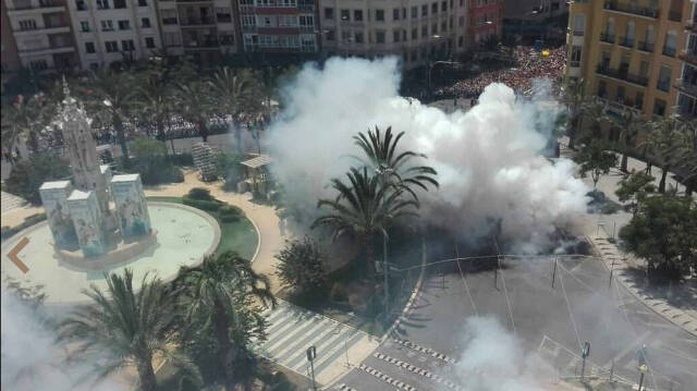 Disparo de una Mascletà en la Plaza de Luceros de Alicante