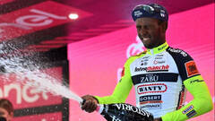 Girmay abandona el Giro tras autolesionarse... ¡descorchando champán!