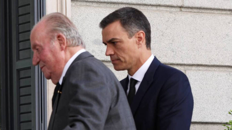 Pedro Sánchez junto a Juan Carlos I 
