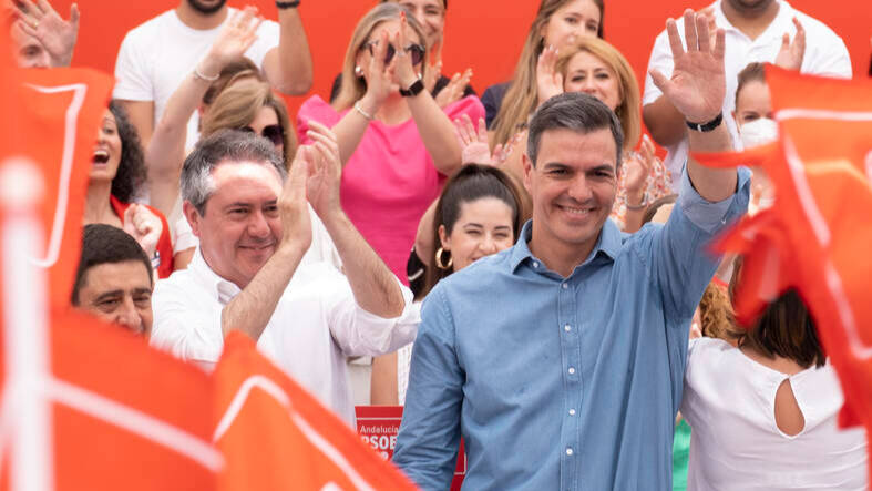 El secretario general del PSOE y presidente del Gobierno, Pedro Sánchez, en un mitin con el candidato a la Junta, Juan Espadas, en Jaén.