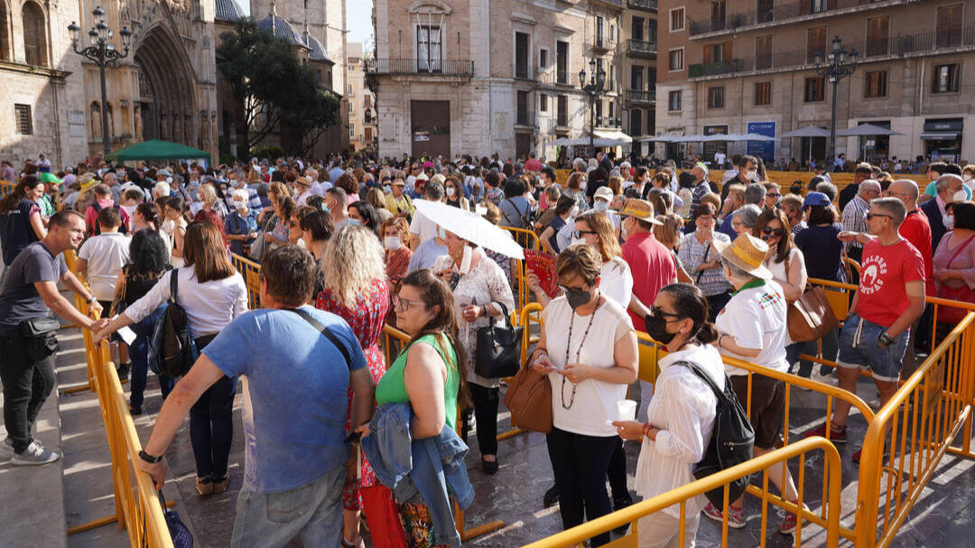 Imagen de la gente haciendo colas a las puertas de la Basílica para el besamanos. 
