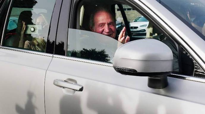 El Rey Juan Carlos saluda a su llegada a su residencia temporal de Sanxenxo.