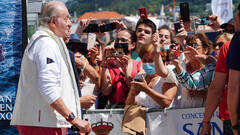 Juan Carlos I recibe un emotivo baño de multitudes en el club náutico 