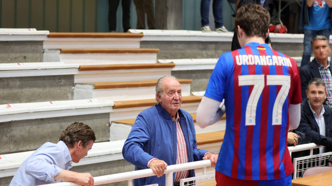 Pablo Urdangarin saludando muy cariñosamente a su abuelo, el rey Juan Carlos