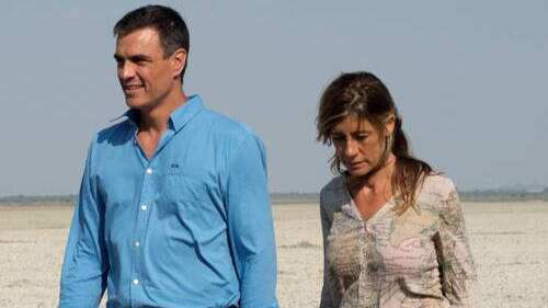 Pedro Sánchez junto a su esposa en Doñana durante una de sus vacaciones.