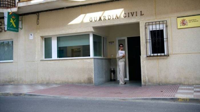 Olona presentando su denuncia ante la Guardia Civil.
