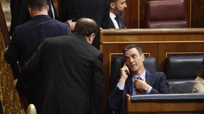 Pedro Sánchez saluda a Junqueras en la sesión constitutiva de la presente legislatura.