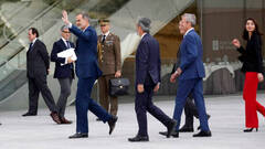 Felipe VI recibe el apoyo entusiasta de la calle frente a la campaña del Gobierno y sus socios