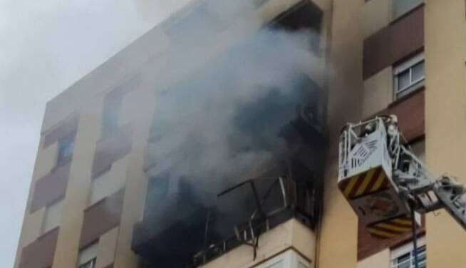 Imagen del incendio en la planta siete del bloque de viviendas de la plaza Regino Más.