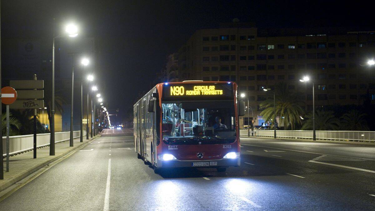 Imagen de uno de los autobuses nocturnos de Generalitat. 