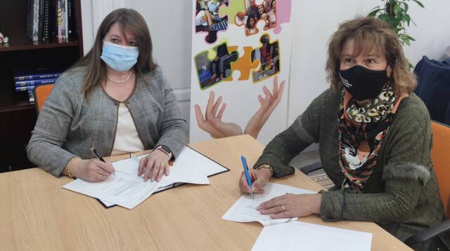 La concejala de Sanidad, Julia Llopis, y la presidenta del Colegio de Enfermería, Montserrat Angulo Perea