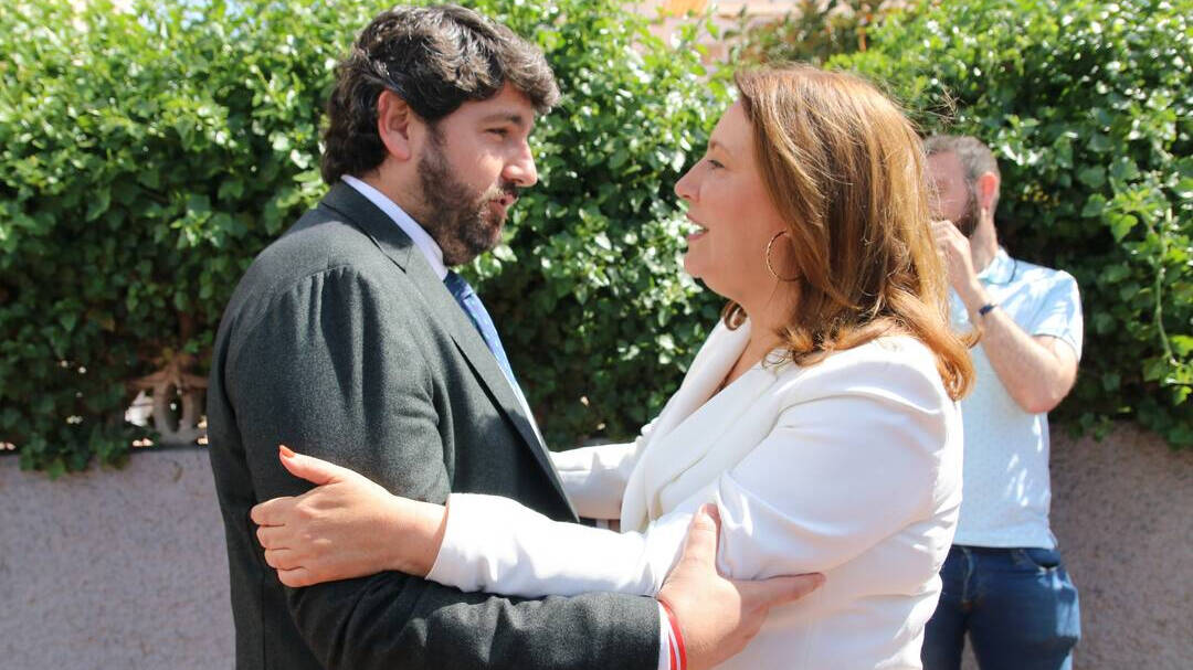 El presidente de la Región de Murcia, Fernando López Miras, y la candidata del PP por Almería y consejera andaluza, Carmen Crespo.