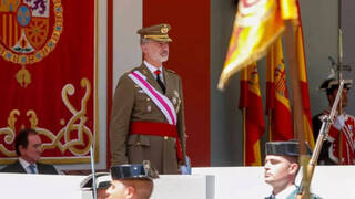 Felipe VI arrasa con un baño de masas y Sánchez ausente