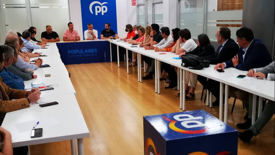 Imagen de la reunión mantenida entre Vicente Mompó y los 40 representantes locales del Partido Popular - PPCV