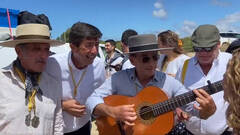 Juan Marín, el candidato más festivo de la precampaña andaluza, se arranca a cantar
