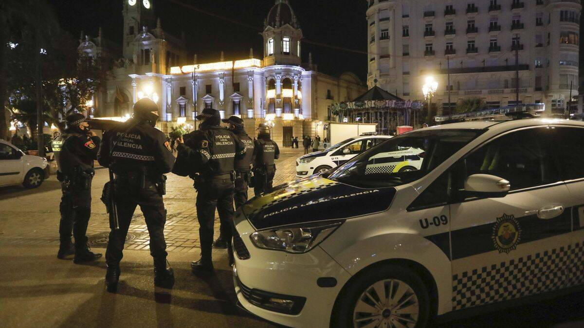 Agentes de la Policía Local de Valencia durante una jornada nocturna. 