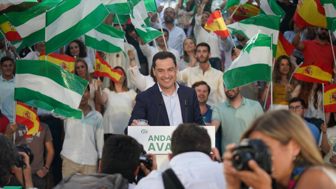 El presidente del PP-A y de la Junta, Juanma Moreno, ayer en uno de los actos multitudinarios de arranque de campaña.