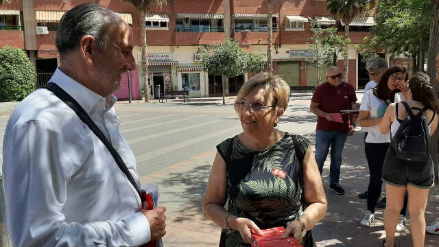 Miguel Millana y Ana Barceló durante la visita a los barrios