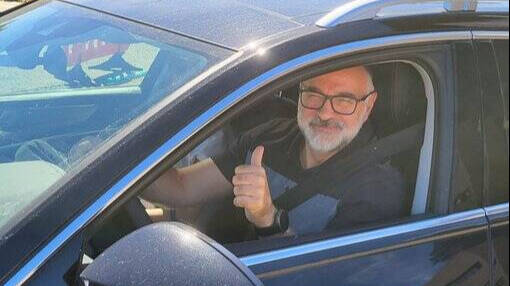 Pablo Laso, conduciendo su coche, a la salida del hospital. 