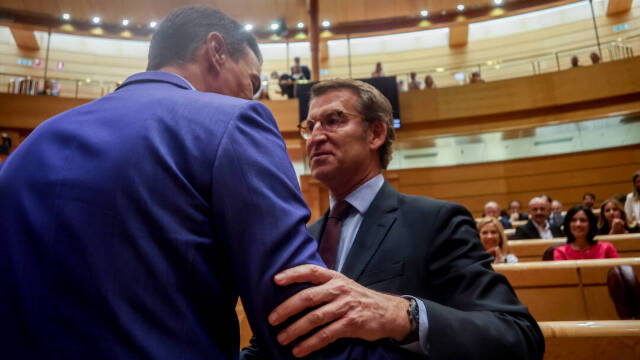 Feijóo y Sánchez se saludan antes de empezar el pleno del Senado