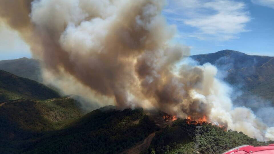 Imagen del incendio que se originó ayer en Pujerra, Málaga.