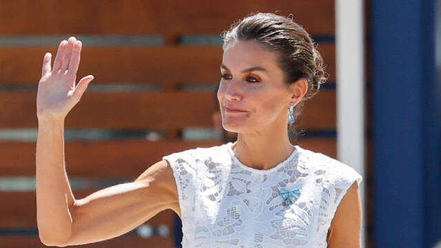 Las transparencias y escotes de Doña Letizia doblegan a Kate Middleton a domicilio