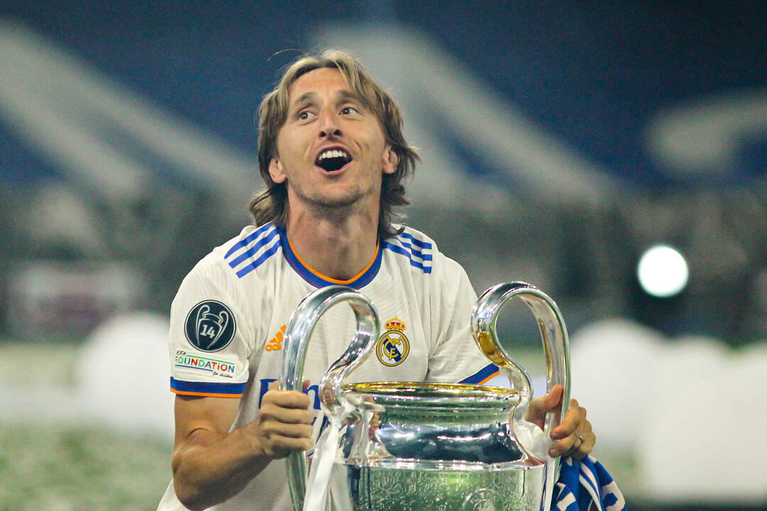 Modric levanta la decimocuarta Champions del Real Madrid.