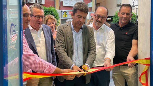 Carlos Mazón cortó la cinta de inauguración de la nueva sede del PP de Orihuela